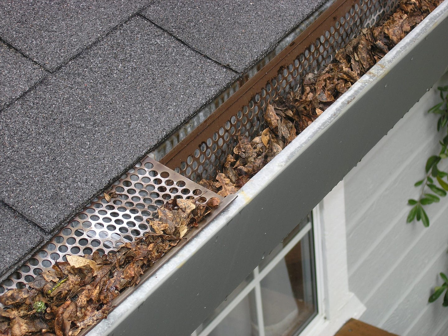 Traditional Gutters vs. Seamless Gutters | Expert Roofing & Exteriors | Mid-Missouri Gutter Installer